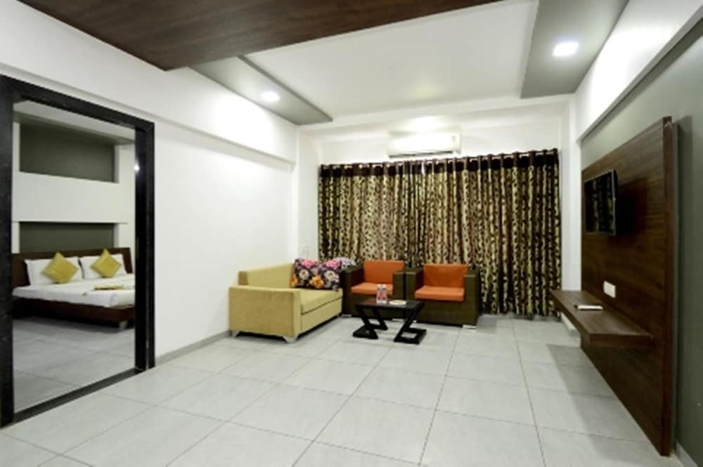 Crimson Park Shripriya Hotel 25/32