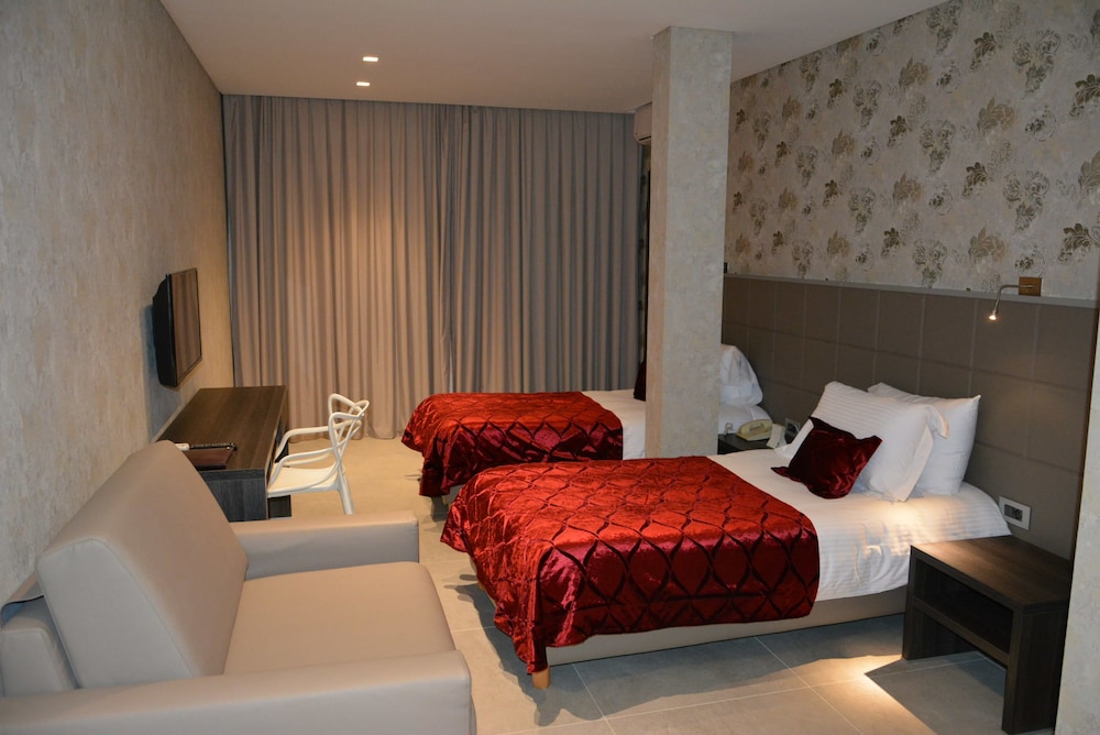 MONTEVERDE HOTEL 12/64