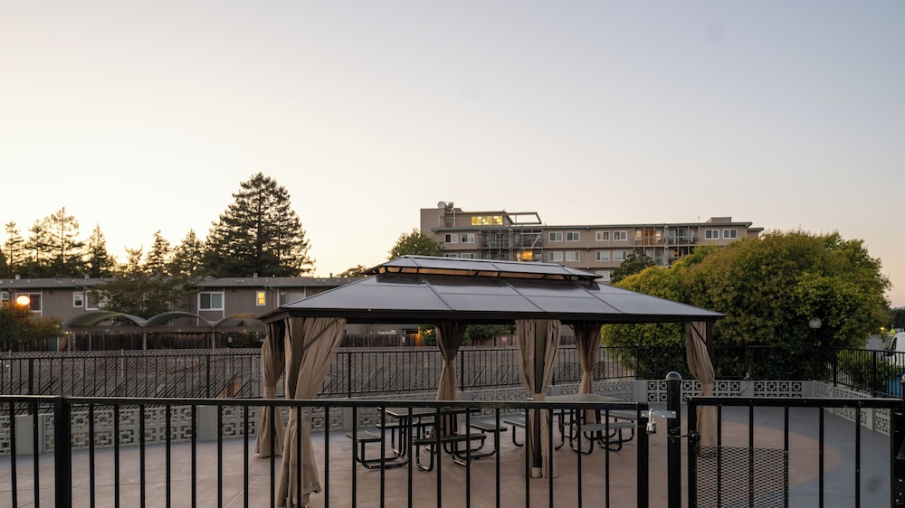 Seaside Inn & Suites image