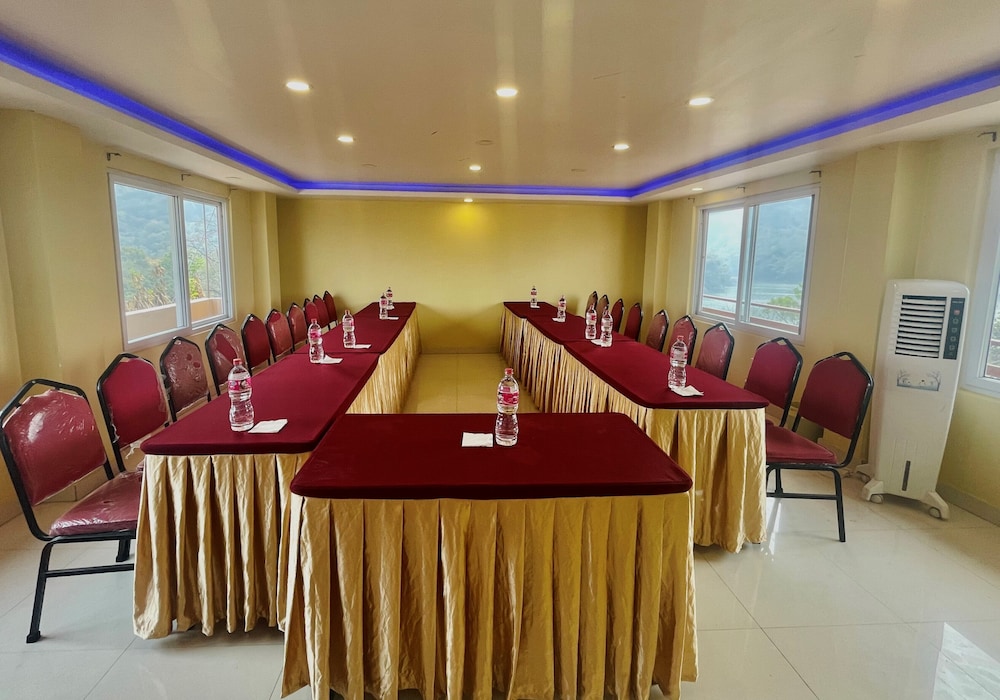 Lake Shore Hotel & Restaurant 24/28