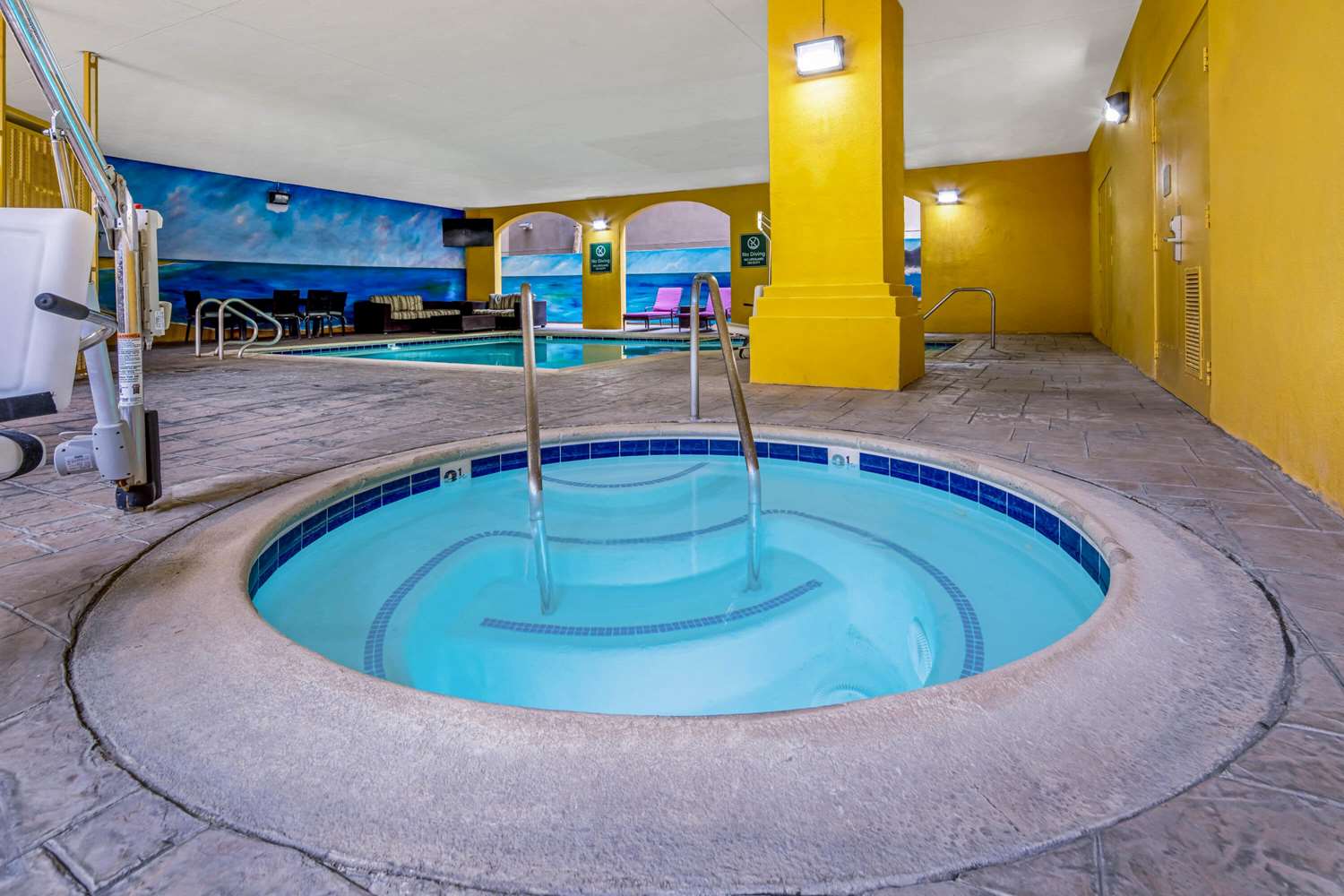 Holiday Inn Express & Suites Anaheim Convention Center Area 23/45