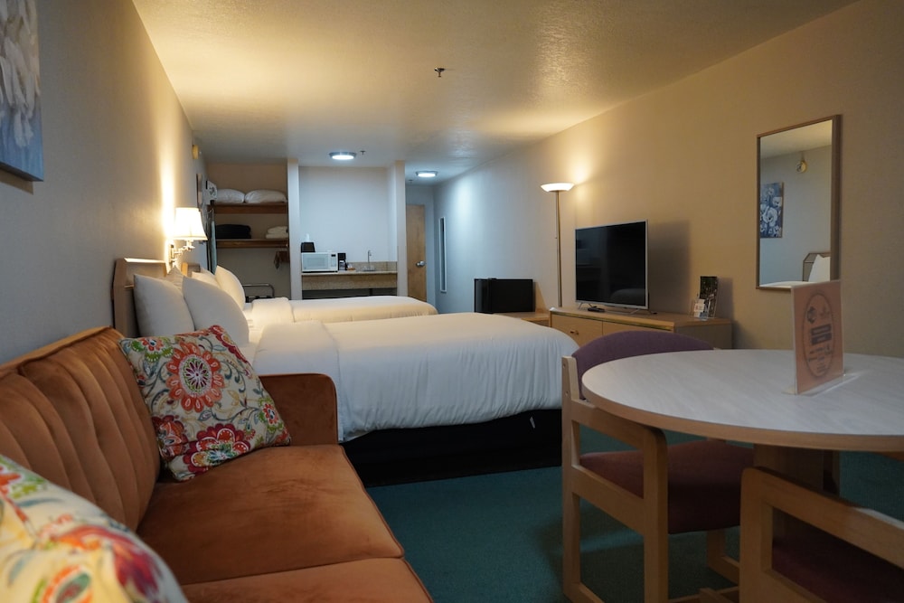 غرفة ديلوكس بسريرين كوين مع أريكة، Timberland Inn & Suites 2/5