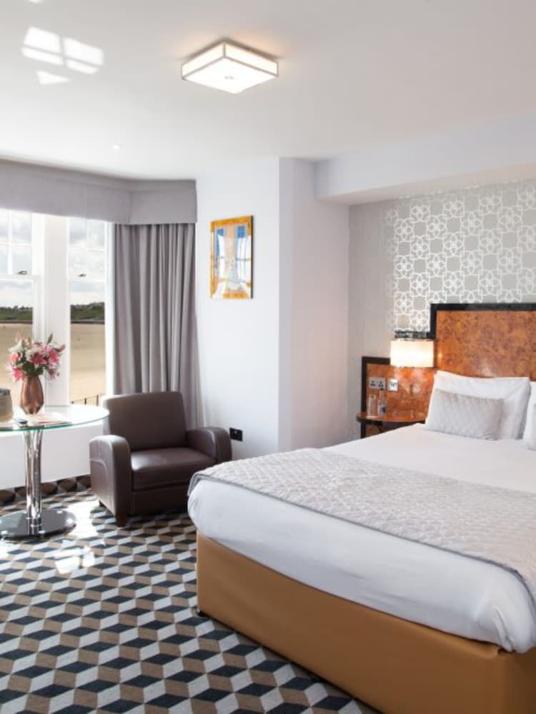 Pier Hotel 8/50