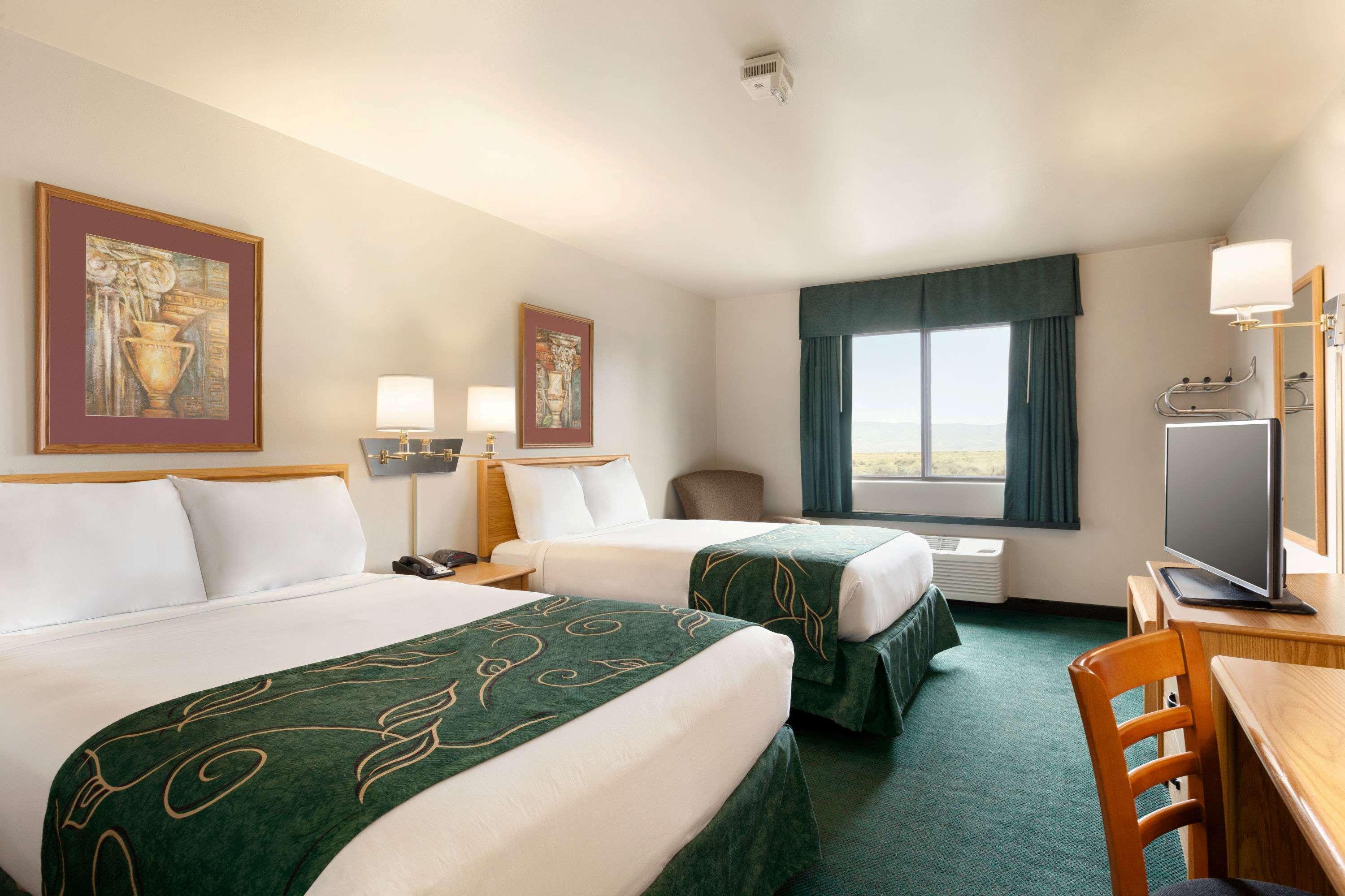 غرفة بسريرين مزدوجين لذوي الإعاقة