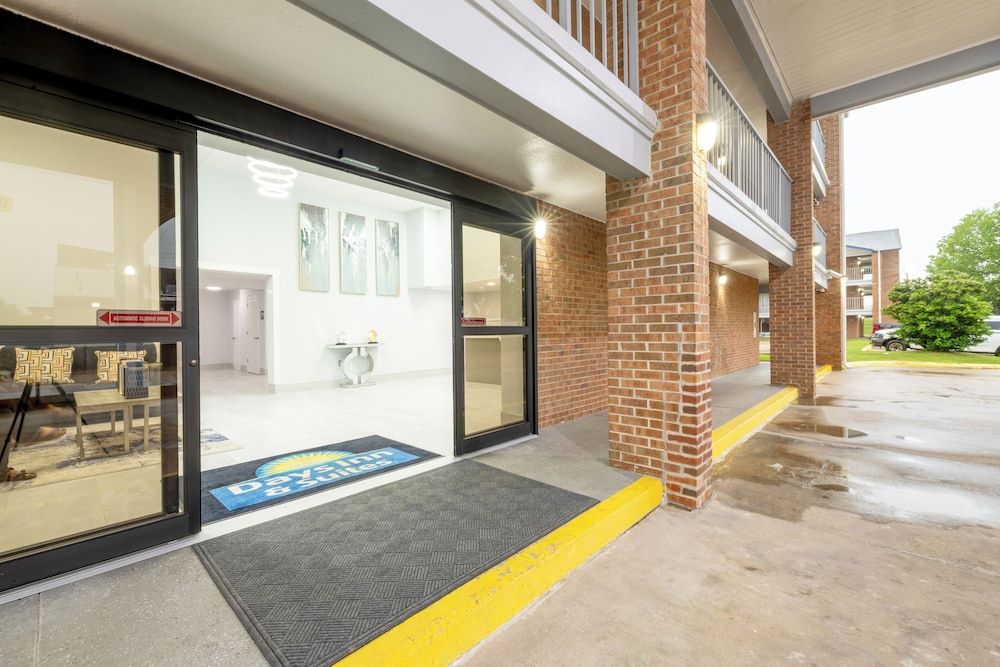 Days Inn & Suites by Wyndham Bossier City 33/50