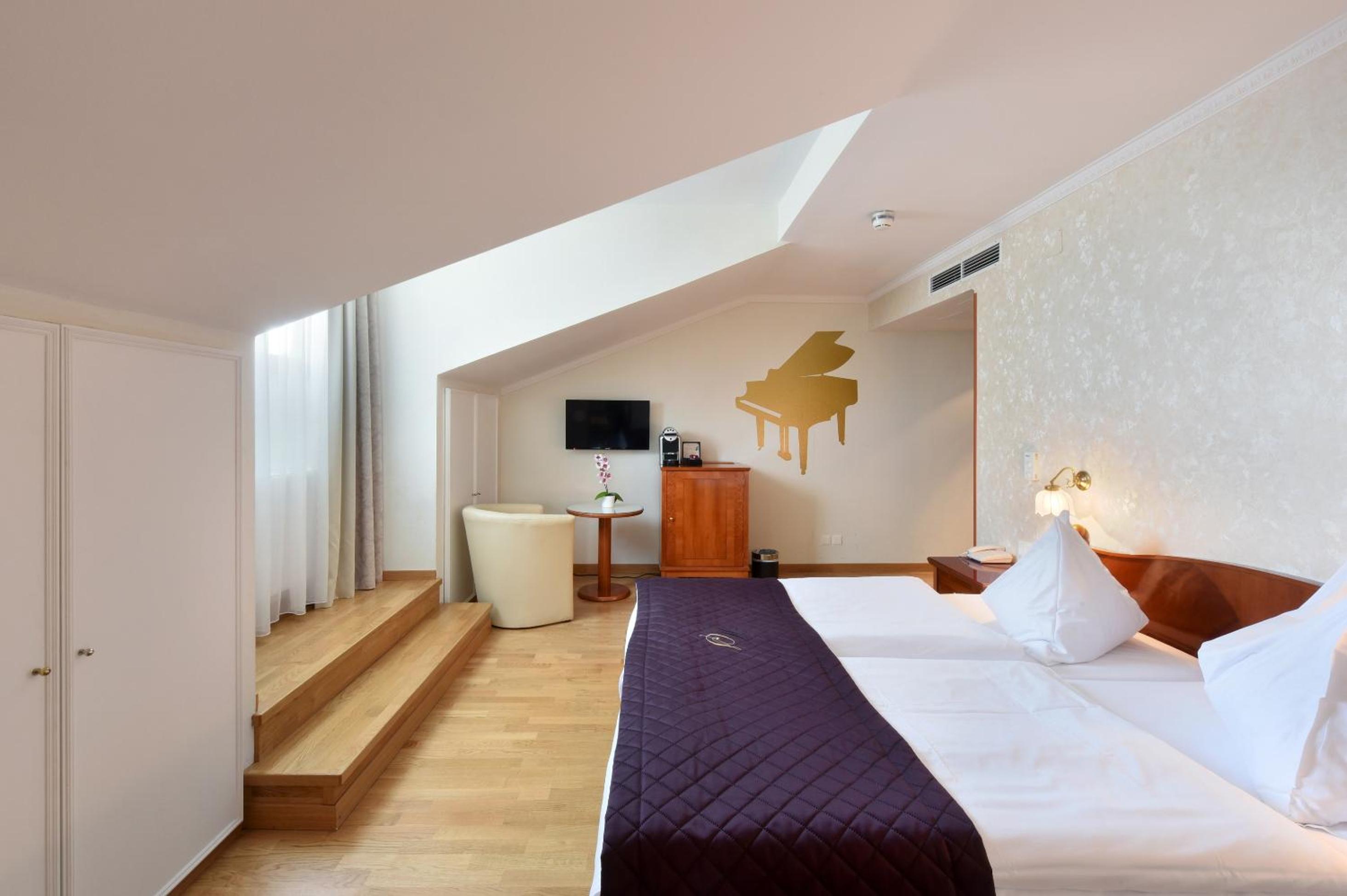 2 Bedrooms, Suite, 2 Bathrooms
