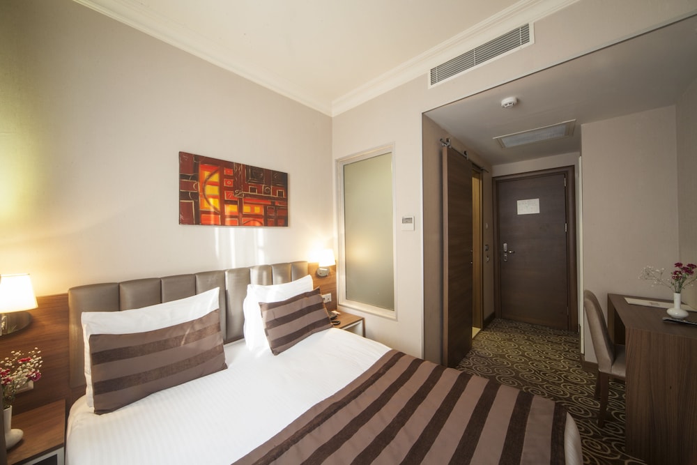 ROOM, SINGLE
