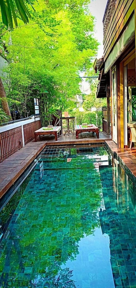 Seven Senses Guesthouse 70/74