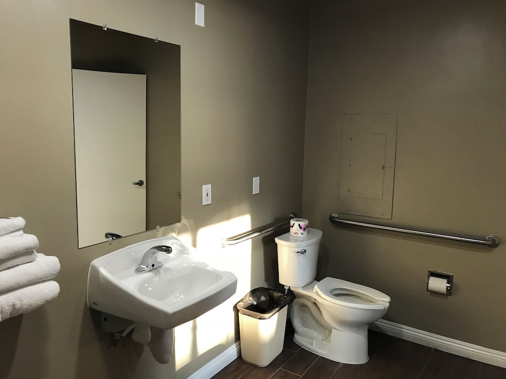Americas Best Value Inn Corona 43/46