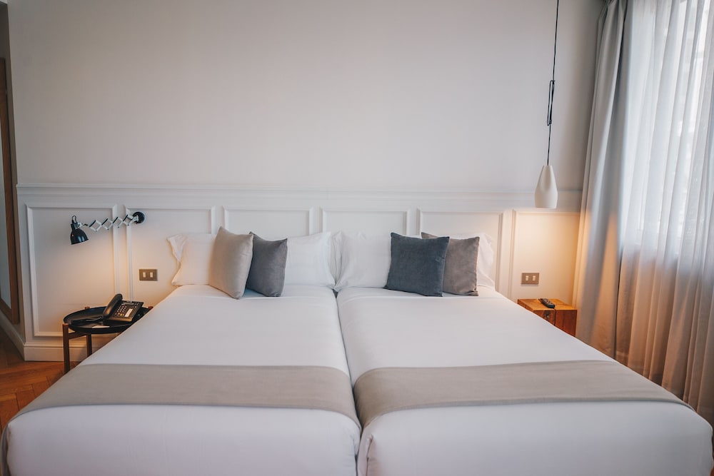 2 BEDROOMS, CONNECTING, FAMILY, CITY VIEW