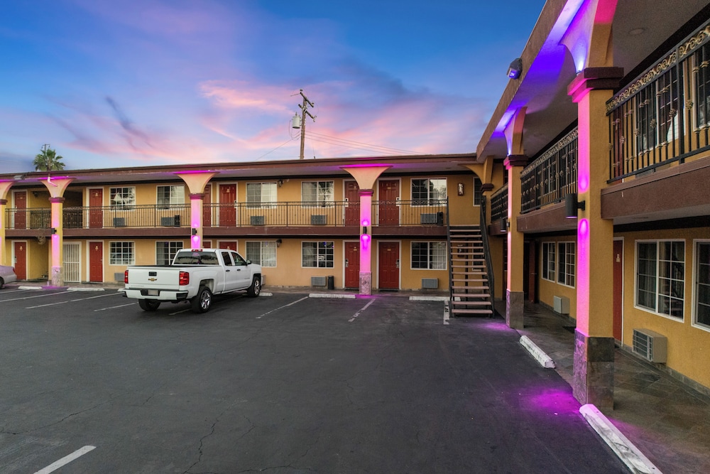 Sky Palm Motel 35/50