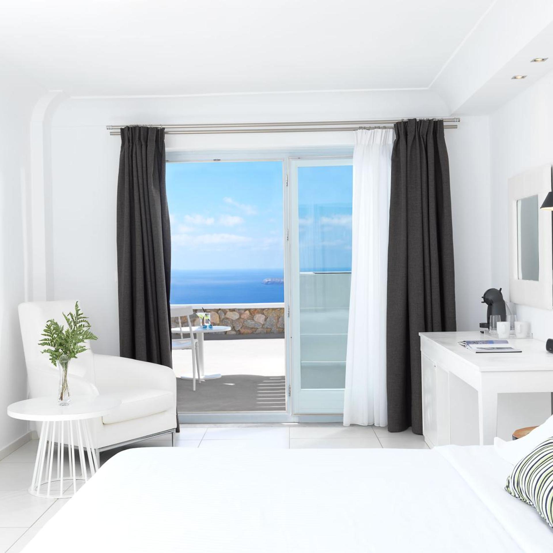 Superior, Double Bed, Caldera View, Hot Tub، Lilium Hotel Santorini 3/9