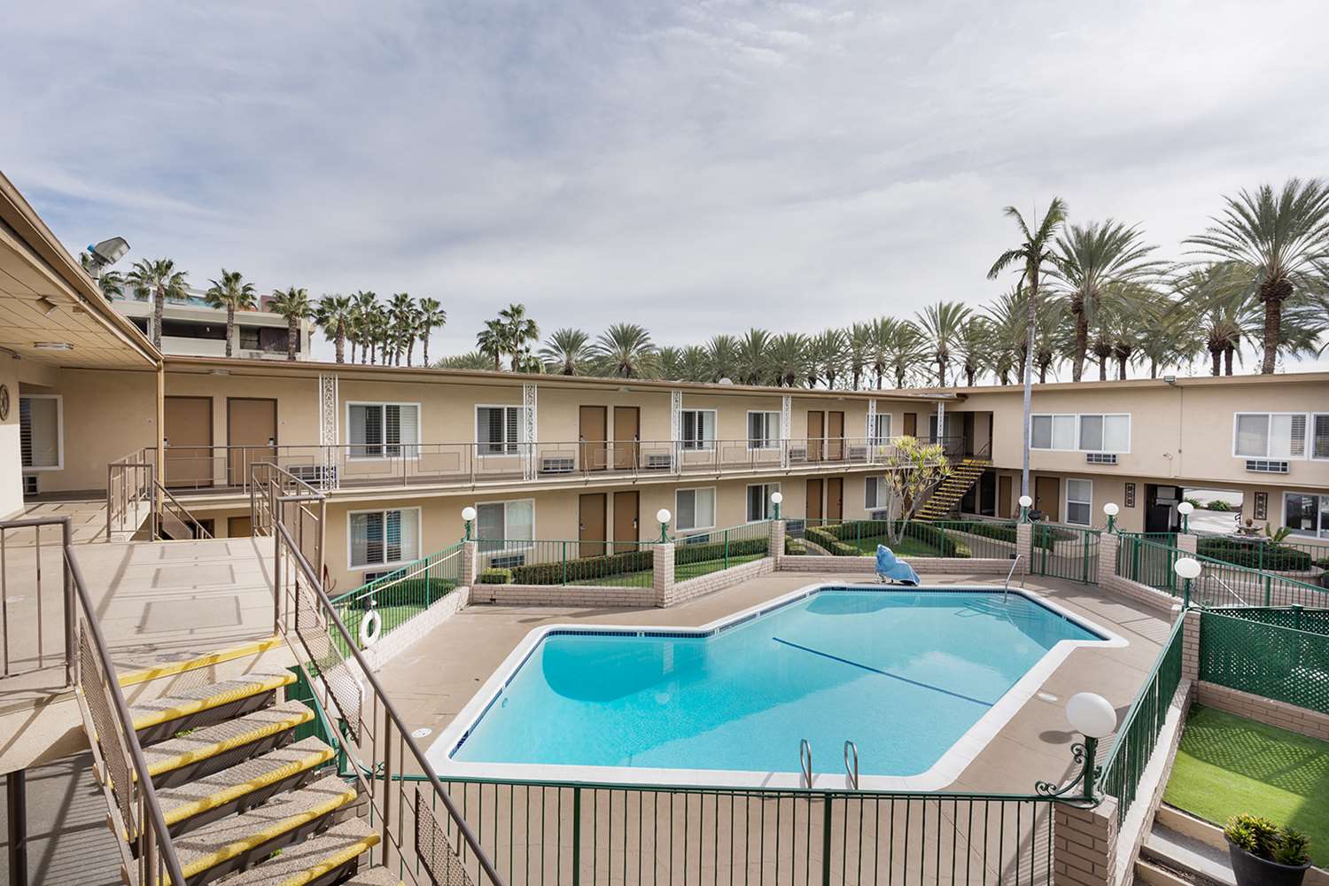 Americas Best Value Inn & Suites Anaheim Convention Center 19/27