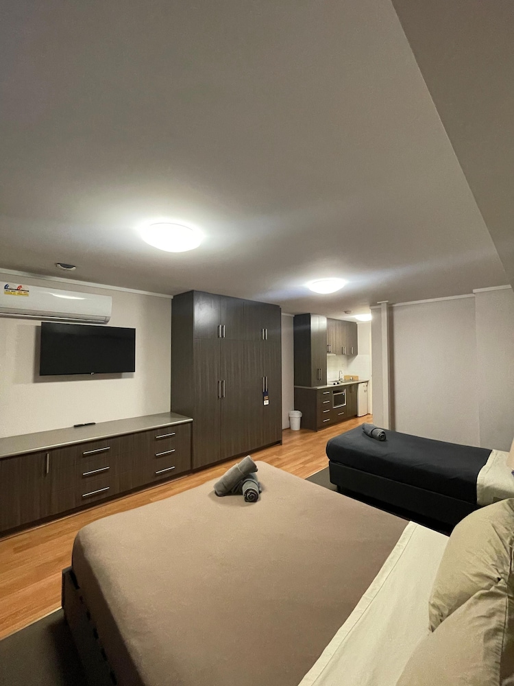 SPINIFEX HOTEL 7/39