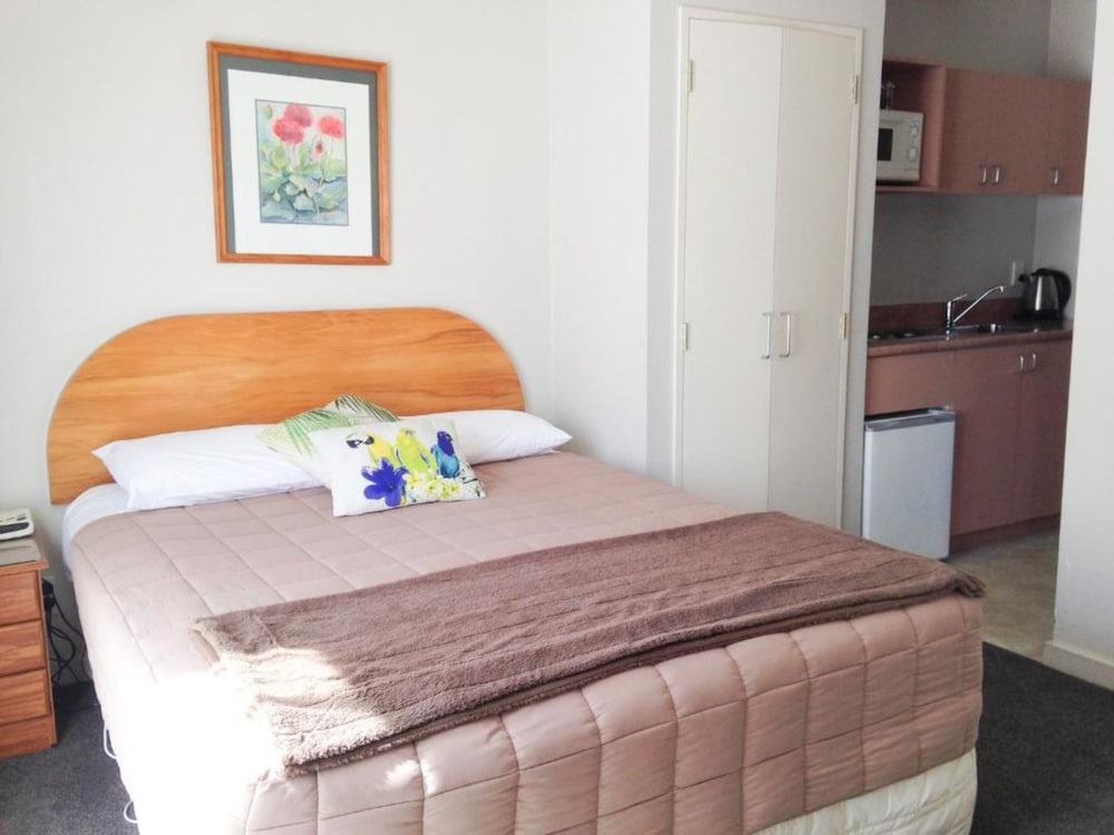 Bush Inn Court Motel 9/39