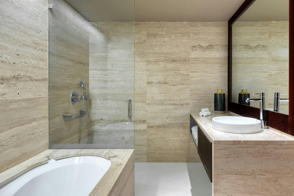 2 Bedrooms, Suite, Double Bed, Lake View, Jetted Tub, Balcony, Domes Lake Algarve, Autograph Collection 4/6