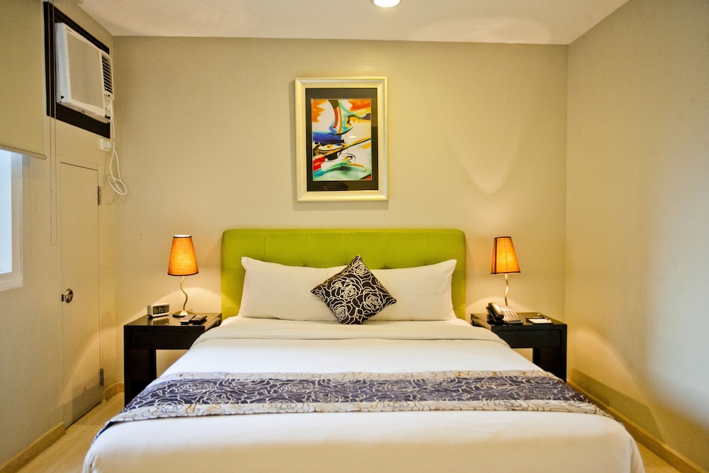 CLASSIC, DELUXE, QUEEN BED