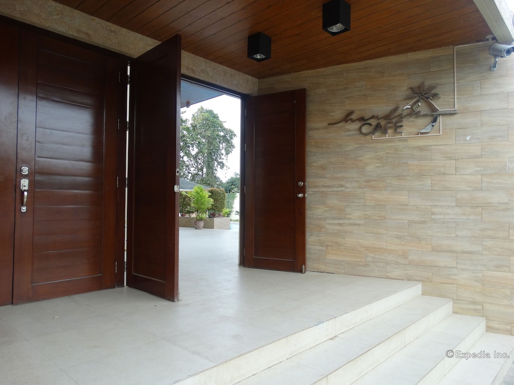 Holiday Suites Hotel Amp Resort 26/50