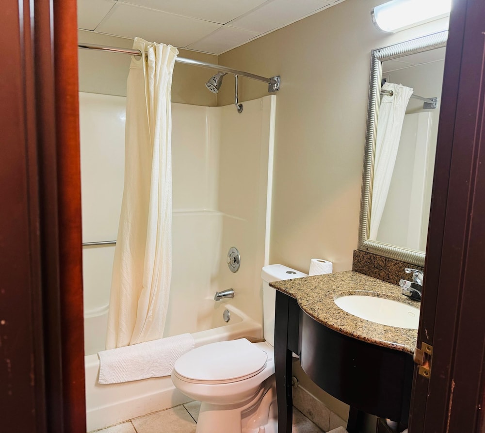 غرفة بسرير كينج، Red Lion Inn & Suites Olathe Kansas City 7/9