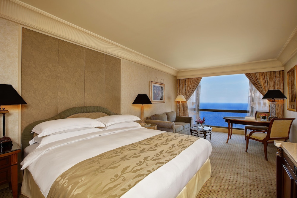 غرفة بريميوم بسرير كينج بإطلالة على البحر، Intercontinental Phoenicia Beirut 3/7