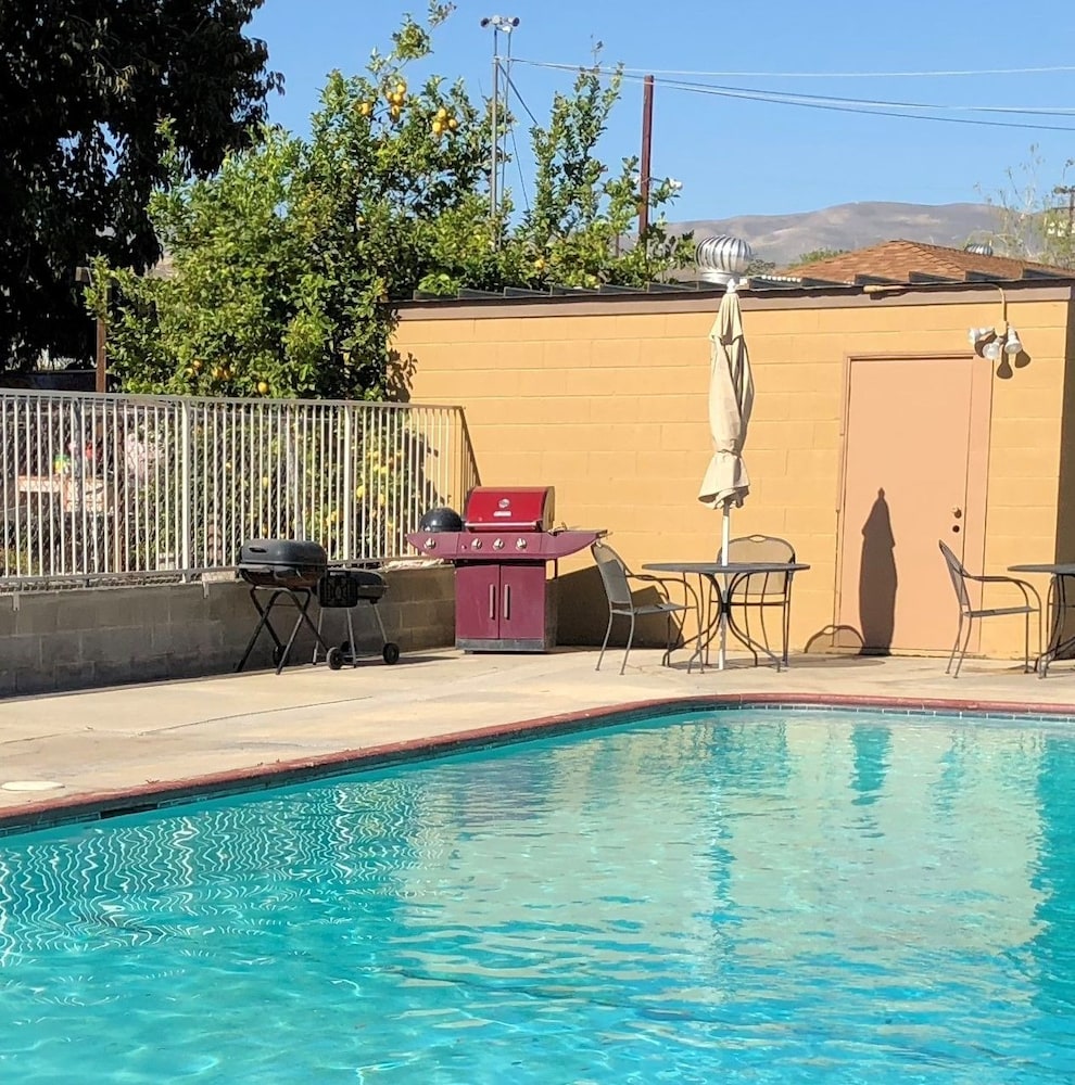 Topper Motel 5/47