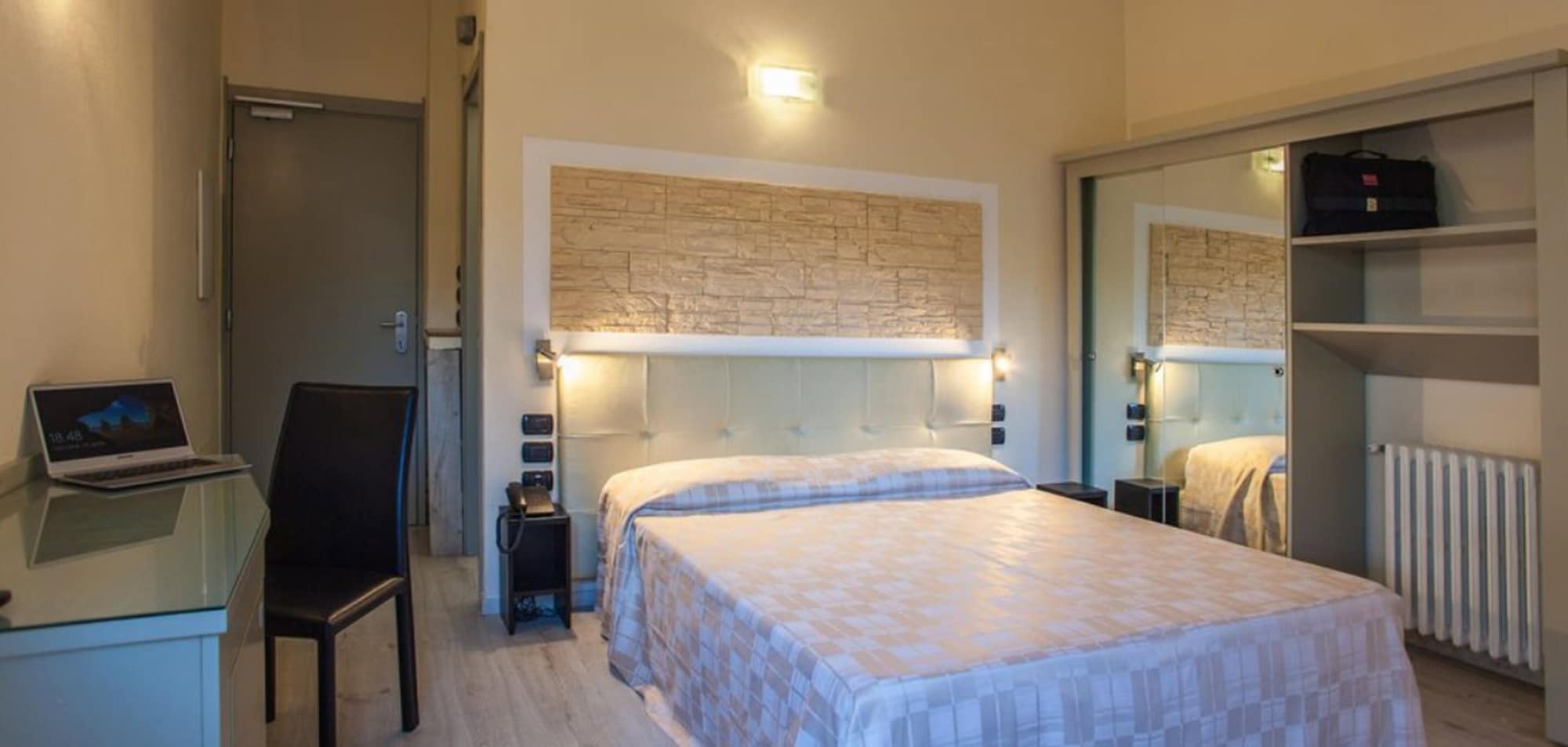 DELUXE, DOUBLE BED, HILL VIEW