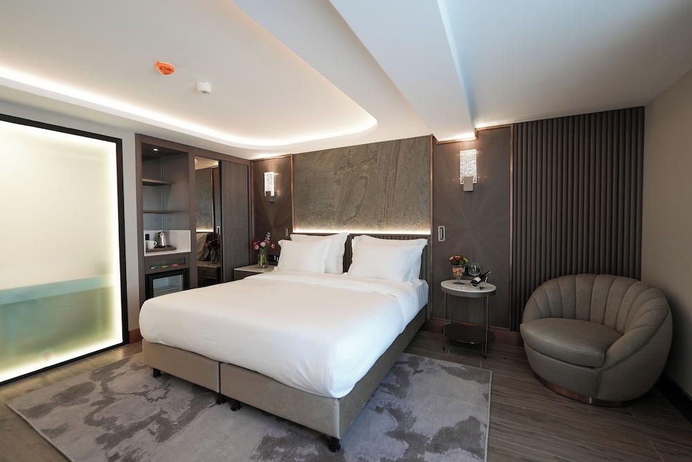 DELUXE, KING BED