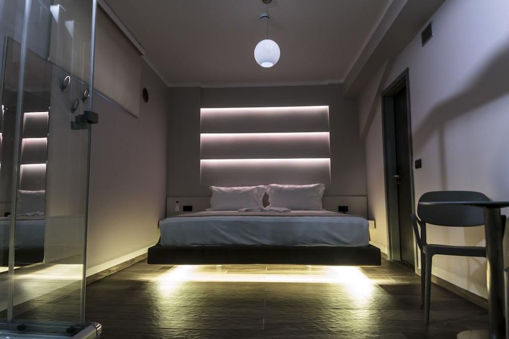 Deluxe, Basement, King Bed, Bathtub