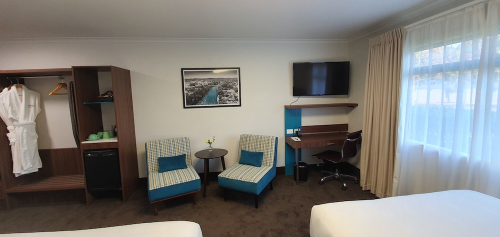 JetPark Hamilton Airport 50/70