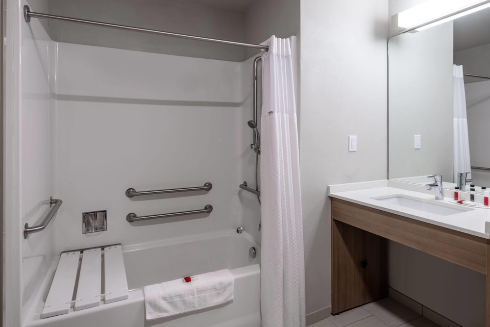 جناح بسرير كوين لذوي الإعاقة، Microtel Inn and Suites by Wyndham Georgetown Lake 3/3