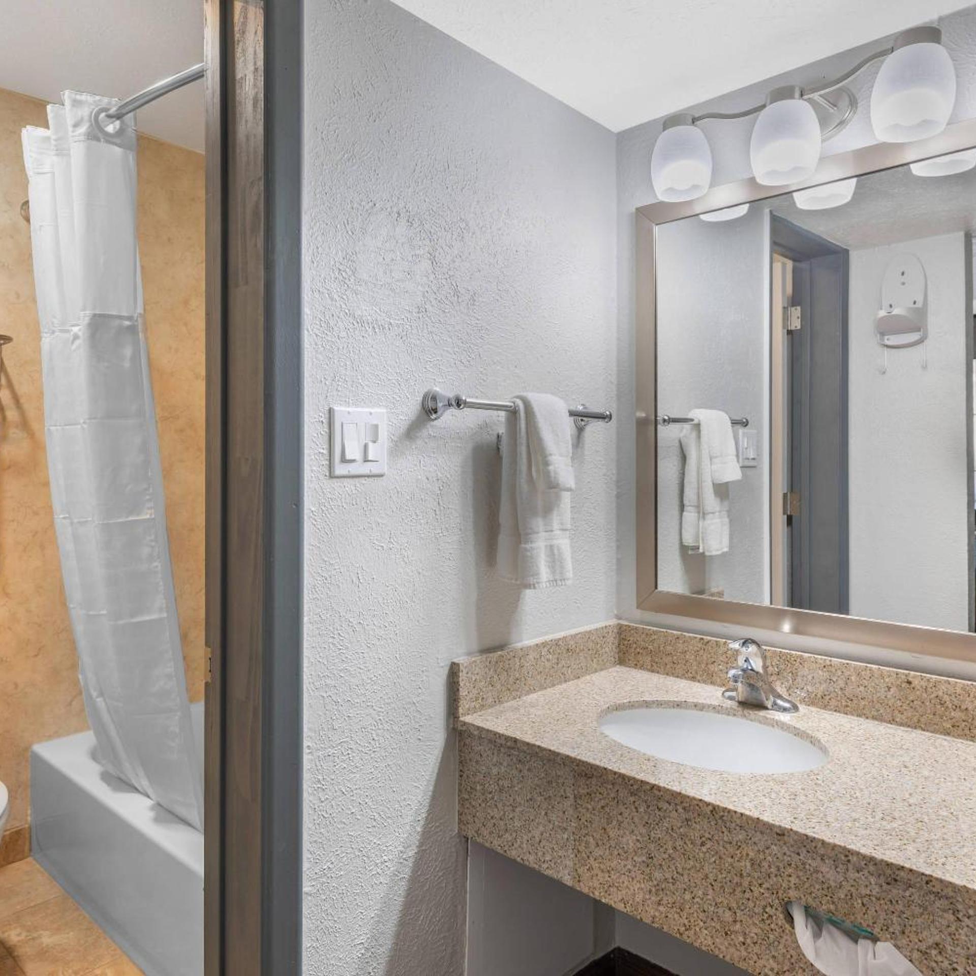 غرفة بسرير كينج وسرير كوين، Econo Lodge Inn & Suites Socorro NM 4/4