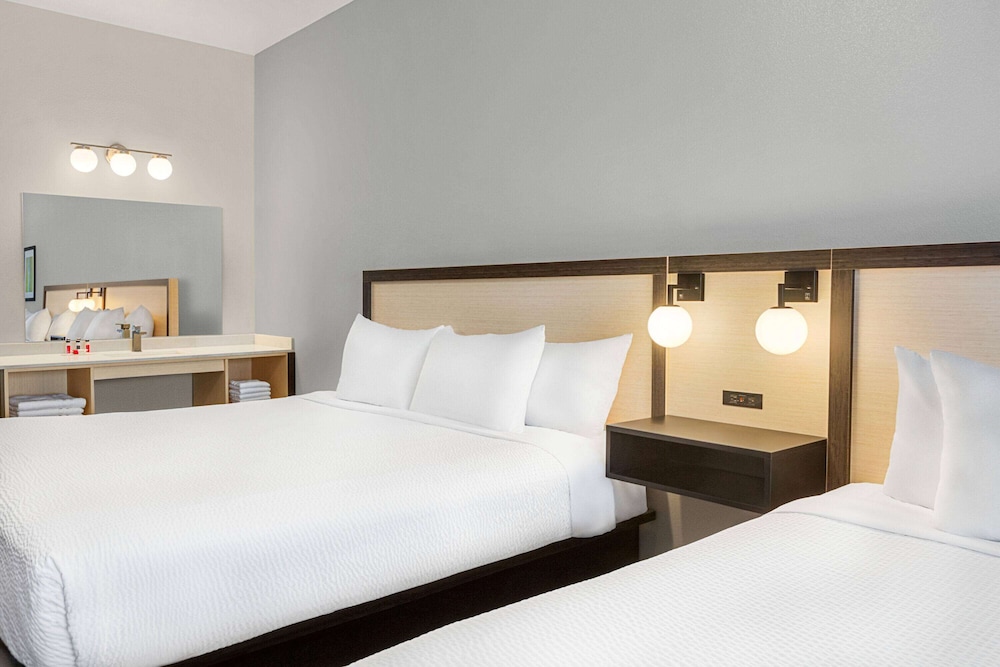 Ramada By Wyndham Marina 33/73
