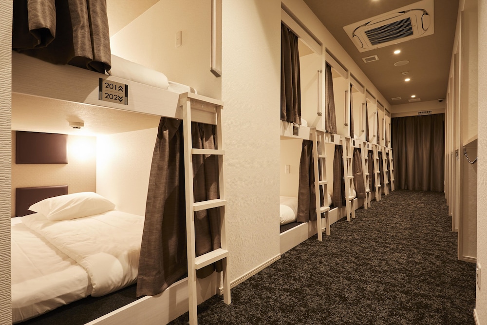 CAPSULE, FEMALE FLOOR
