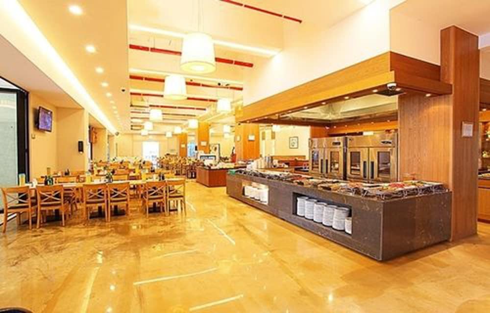 Sunshine Hotel 40/54