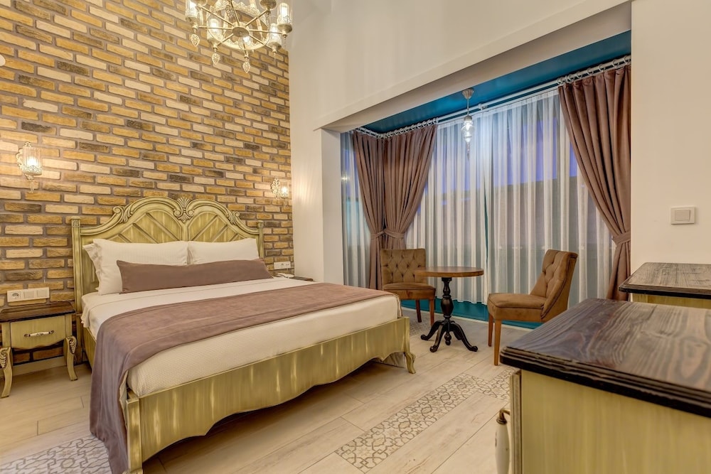 DELUXE, MULTIPLE BEDS, CITY VIEW