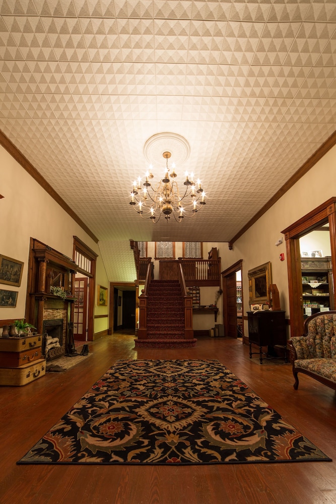 Grand Victorian Inn 30/32