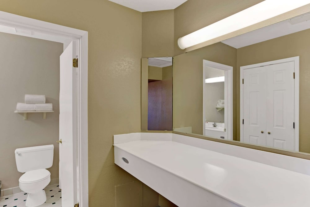 Days Inn by Wyndham Tucson City Center 13/23