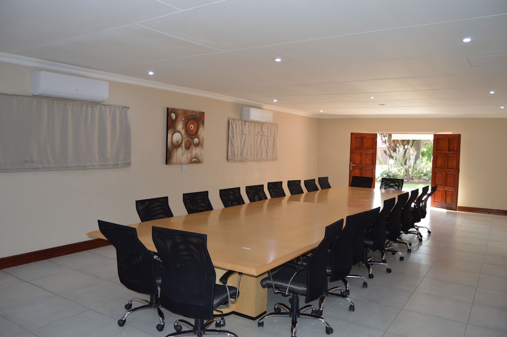 Airport Gardens Boutique Hotel 54/68