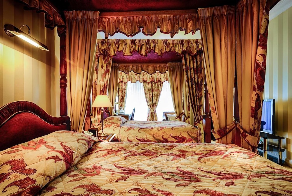 Four Poster, Superior, Twin Beds