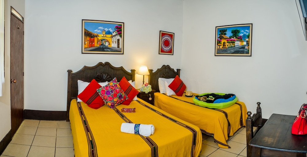 LAS CAMELIAS INN 17/50