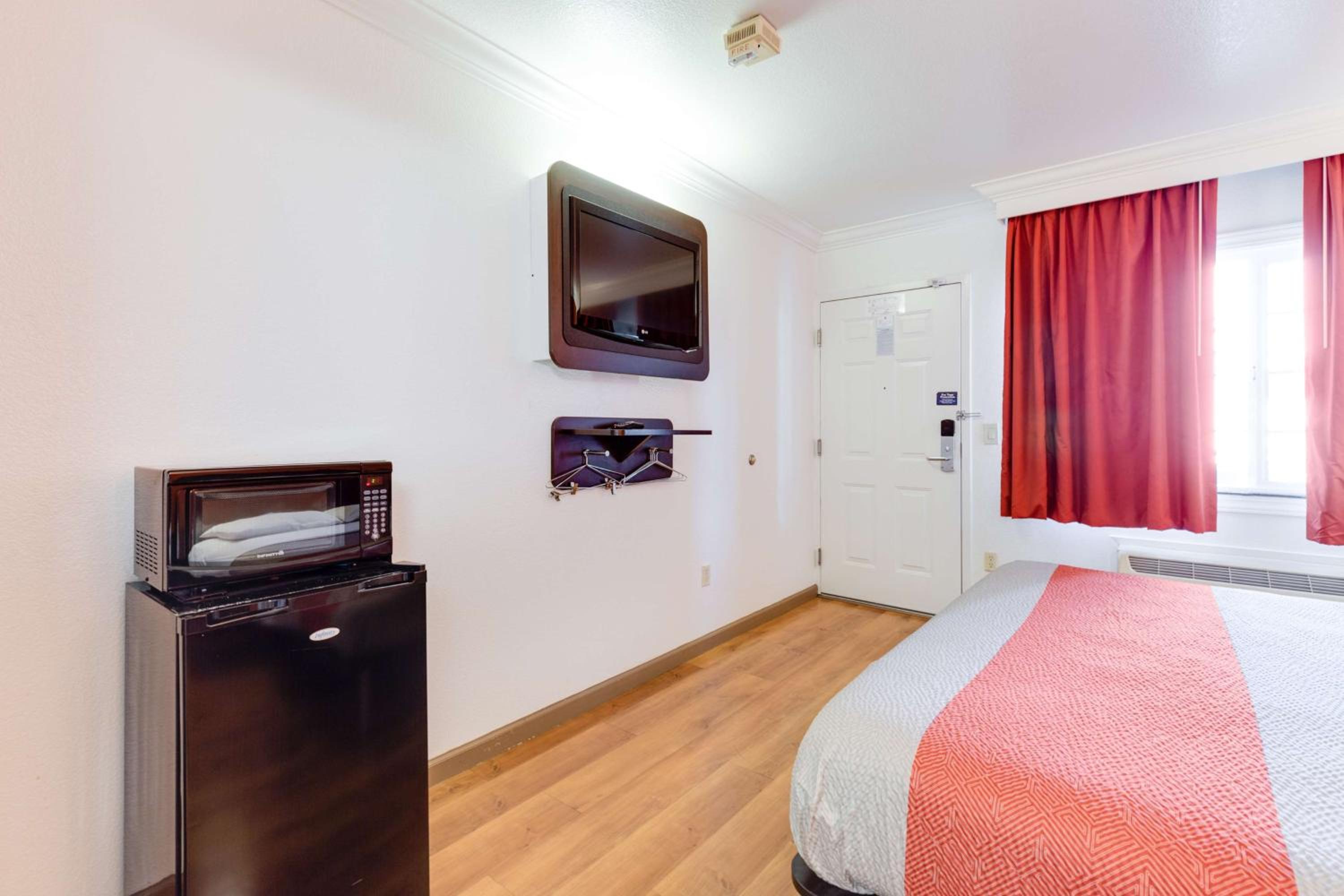 DELUXE, KING BED