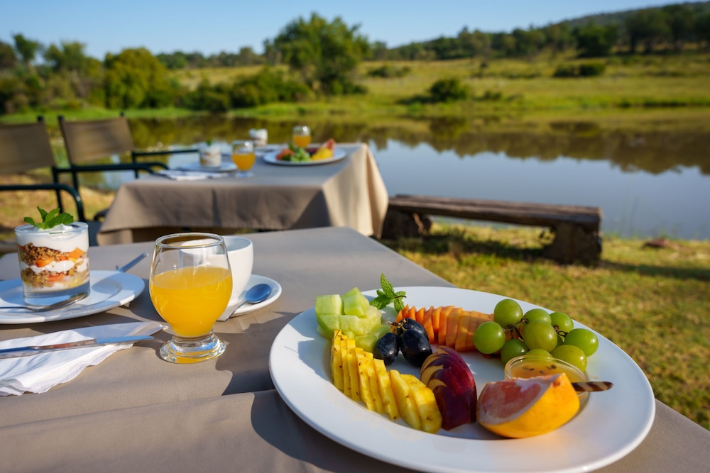 Zebras Crossing Private Game Lodge 12/27