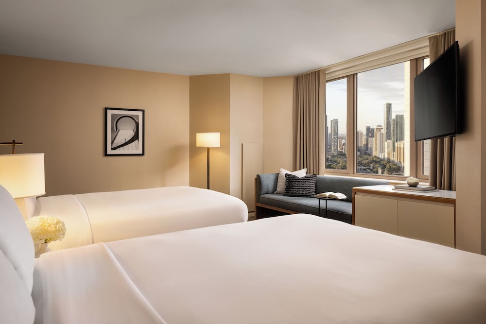 SIGNATURE, 2 DOUBLE BEDS, LAKE OR PARK VIEW