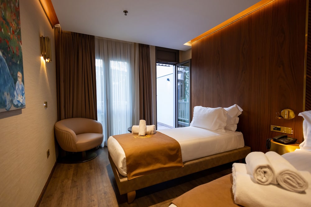 DELUXE, STUDIO, SUITE