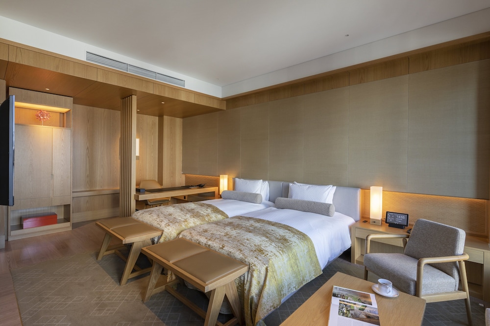 Heritage, Junior Suite, Twin Beds, with View, Balcony, Bathtub, Club Lounge Access, Smoking