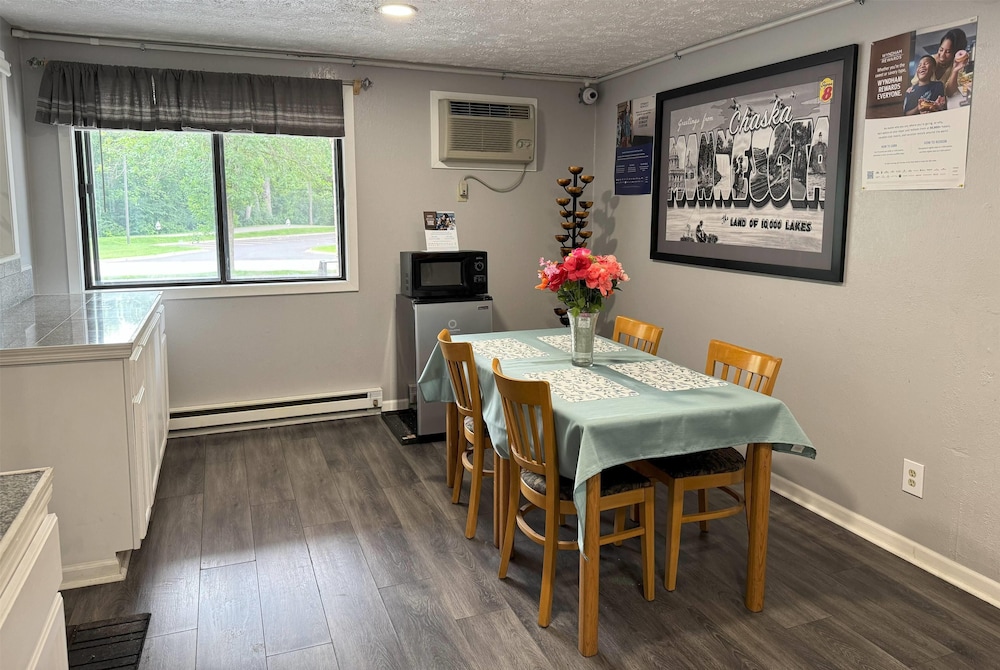 Super 8 By Wyndham Chaska 23/37