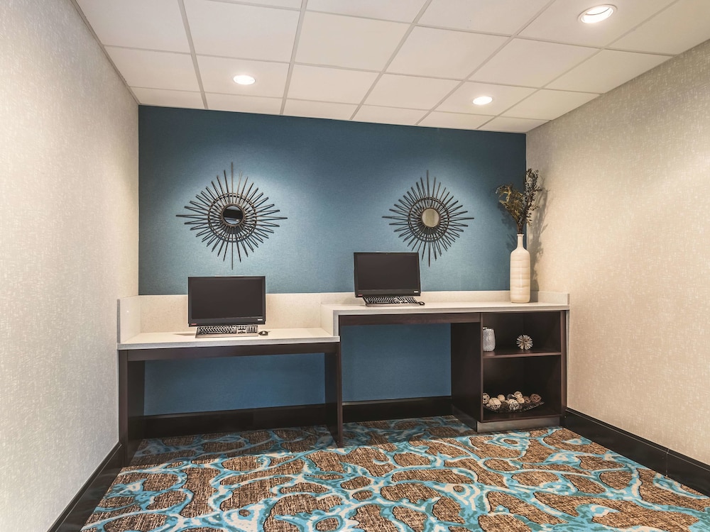 La Quinta Inn & Suites by Wyndham Dallas Grand Prairie South 18/44
