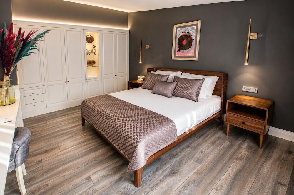 Deluxe, Studio, Suite, King Bed, Sofa
