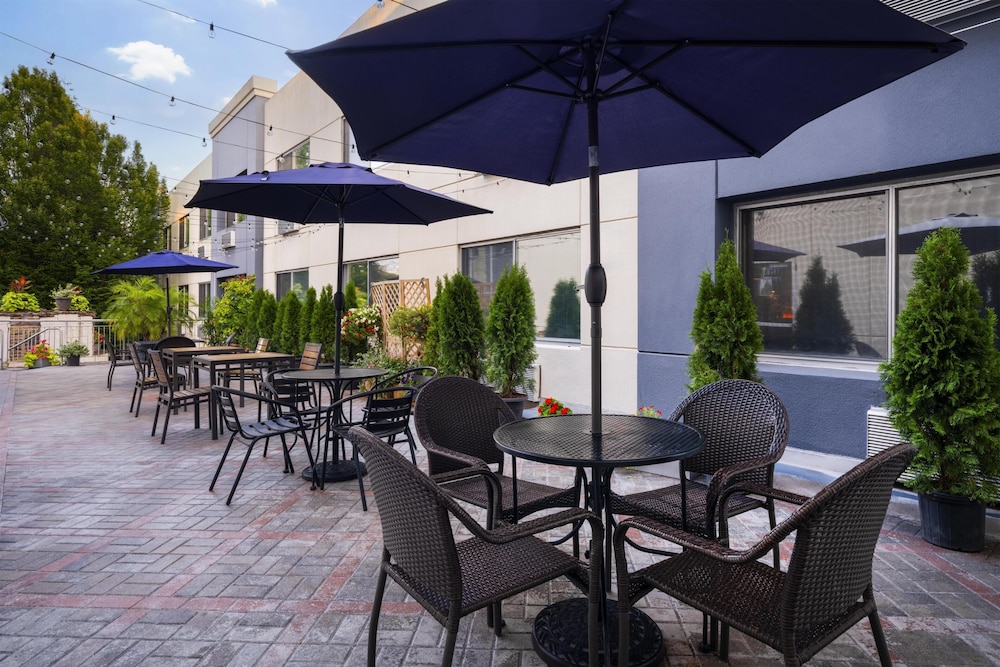 Best Western Premier Plainview-Long Island Hotel 40/52