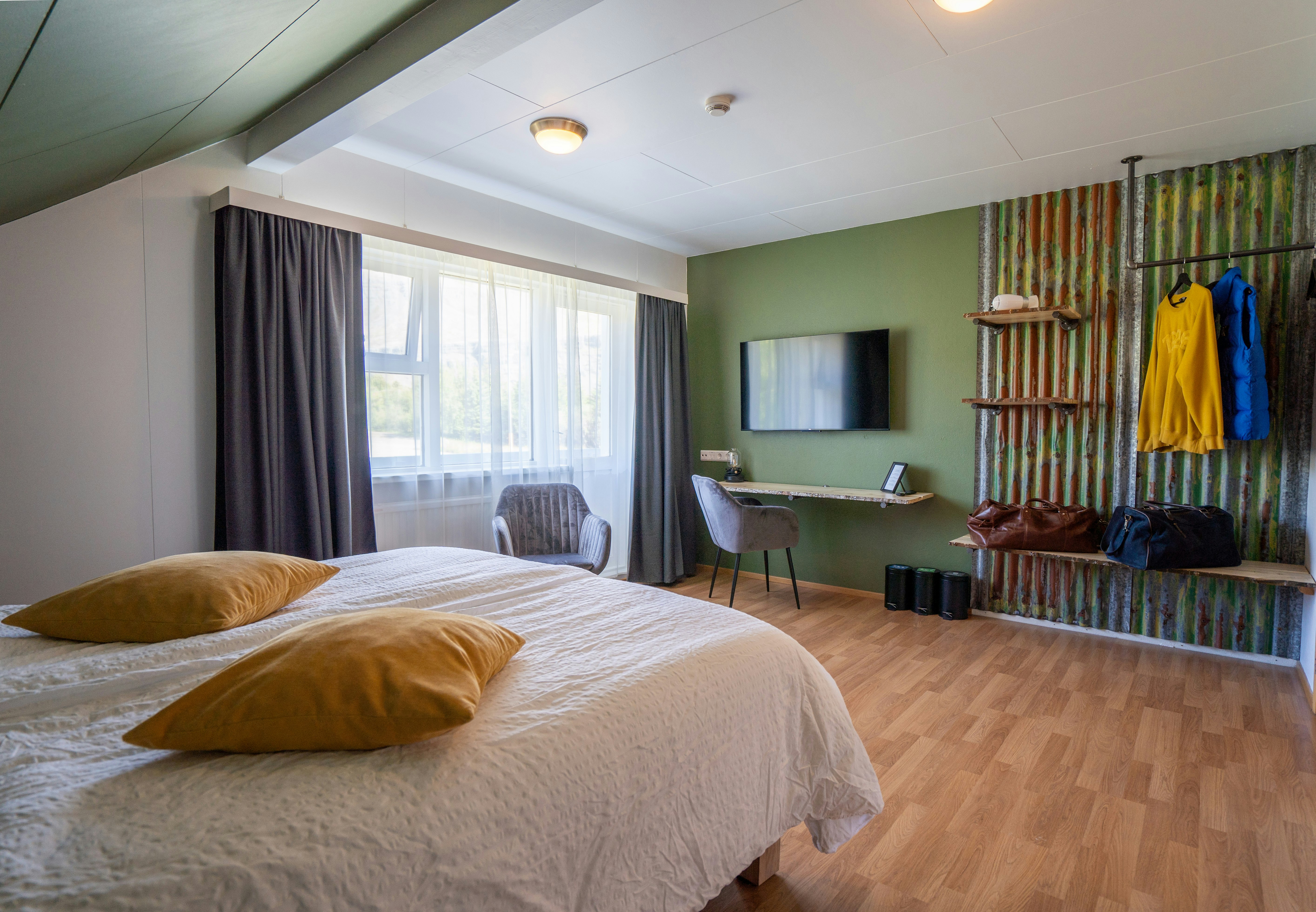 غرفة بسرير مزدوج بإطلالة على الجبل، Hotel Breiodalsvik 2/8